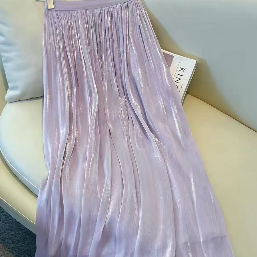 Ausgestelltes Sommerkleid mit hoher Taille