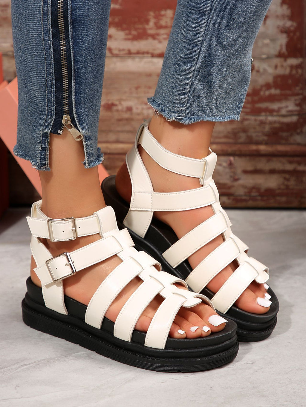 Plateau-Sandalen mit Riemchenschnalle – Bild 10 | LuxeStyle