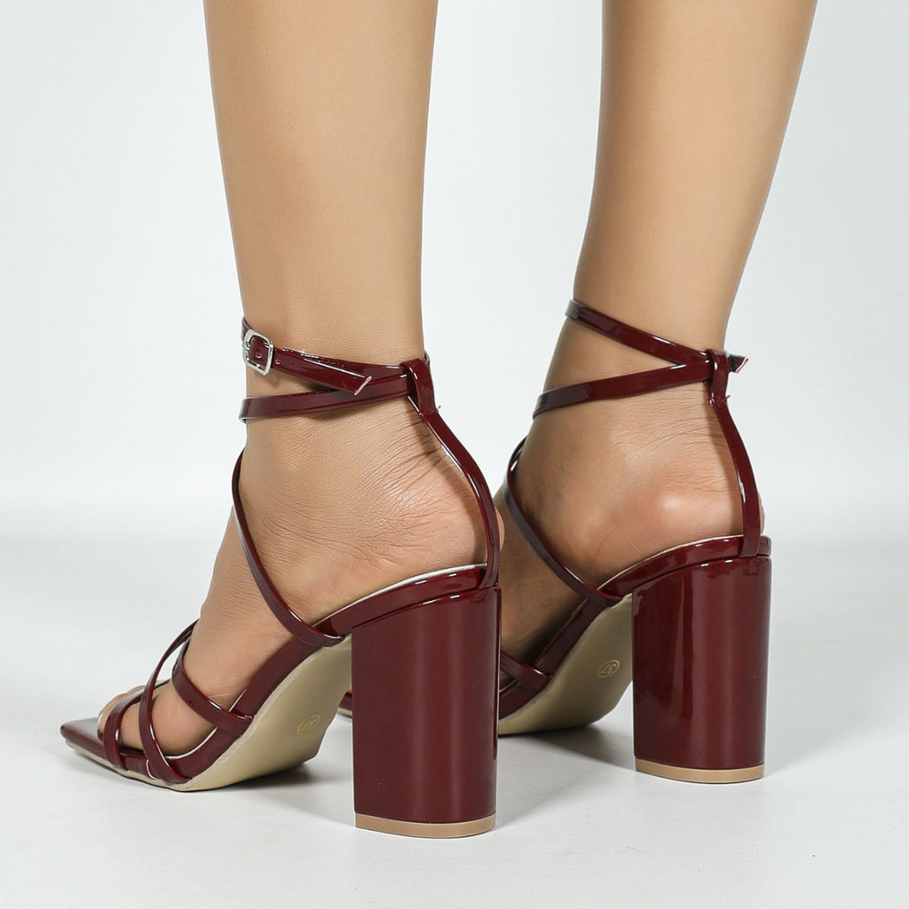 Weinrote Sandalen mit Kreuzriemen
