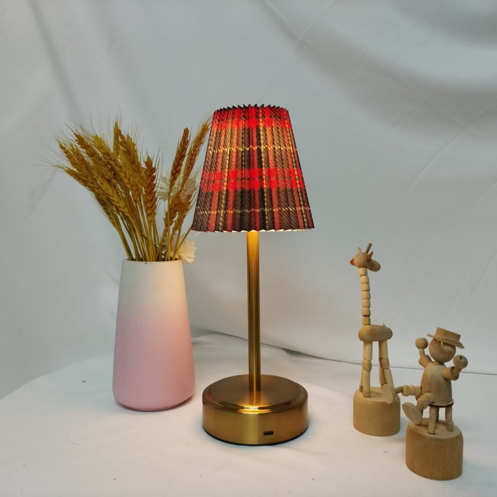 Faltenlampe aus Stoff und Metall – Aufladbare Tischlampe – Bild 2 | LuxeStyle