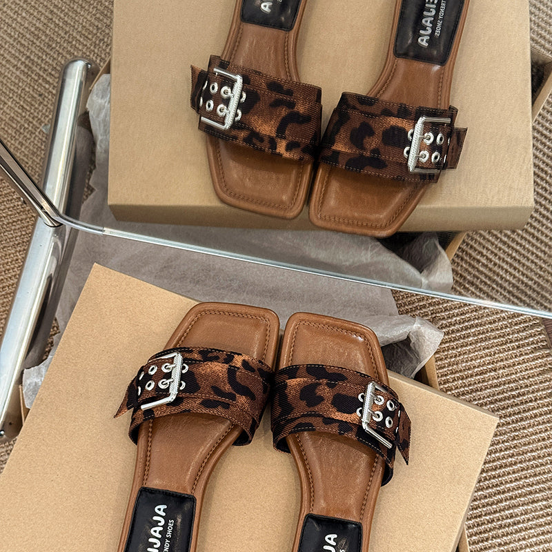 Outdoor Slides mit Leopardenmuster