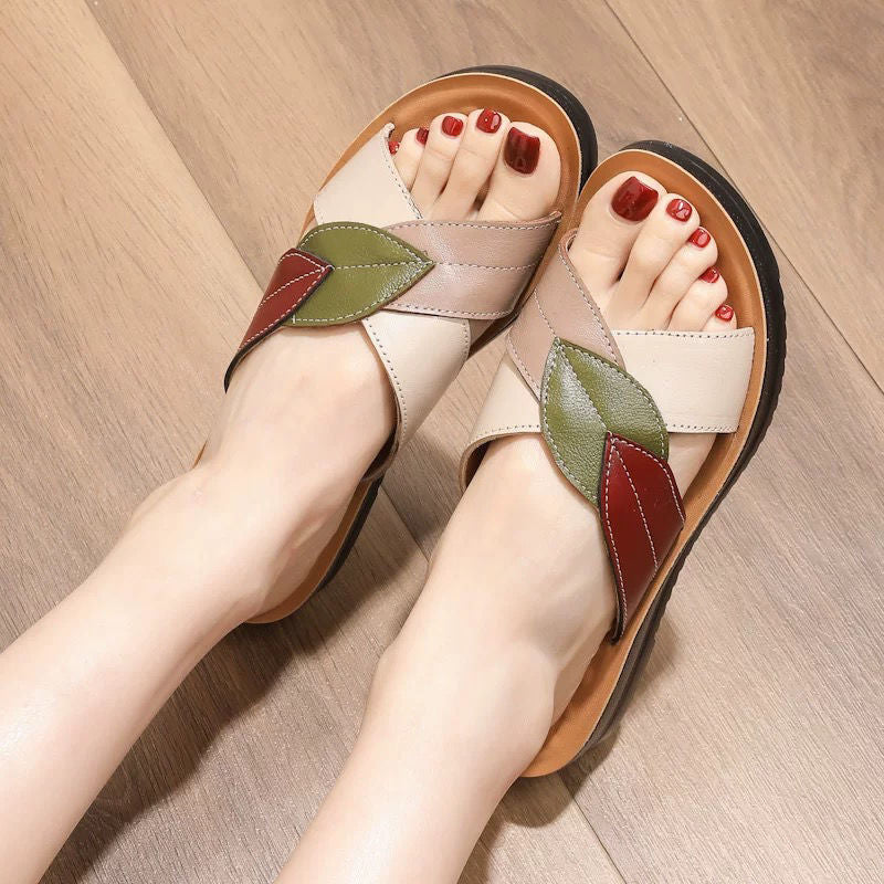 Bequeme Leder-Sandalen mit flacher Sohle – Bild 21 | LuxeStyle