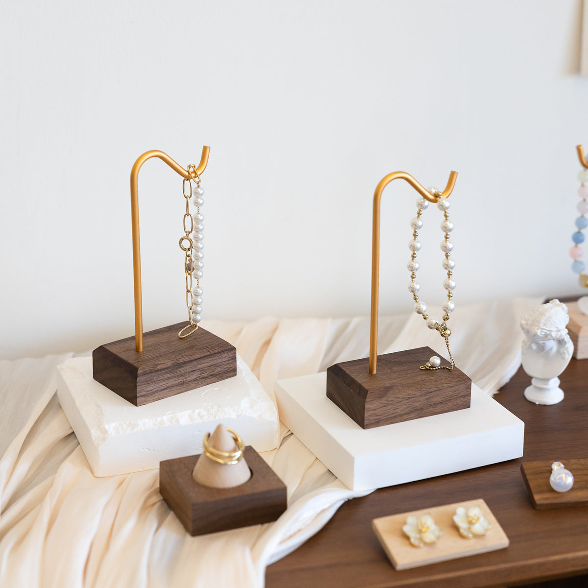 Holzarmband-Display aus Walnuss – Bild 7 | LuxeStyle