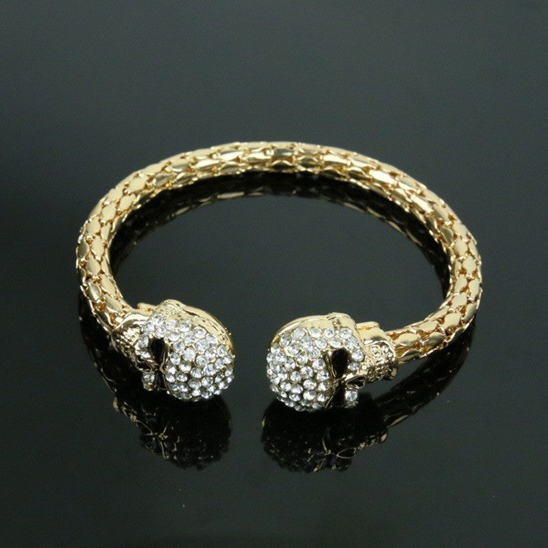 Glitzernder Totenkopf-Armreif mit Diamanten