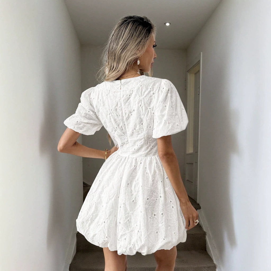 Kurzes Bodycon-Kleid mit V-Ausschnitt und Stickerei