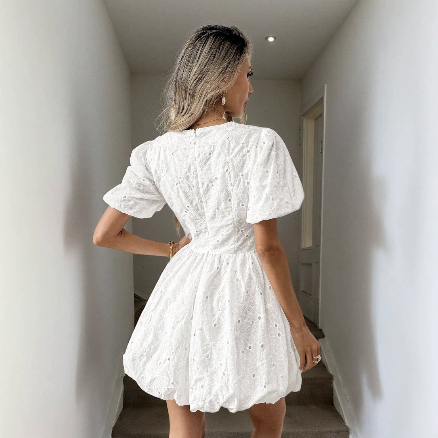 Kurzes Bodycon-Kleid mit V-Ausschnitt und Stickerei