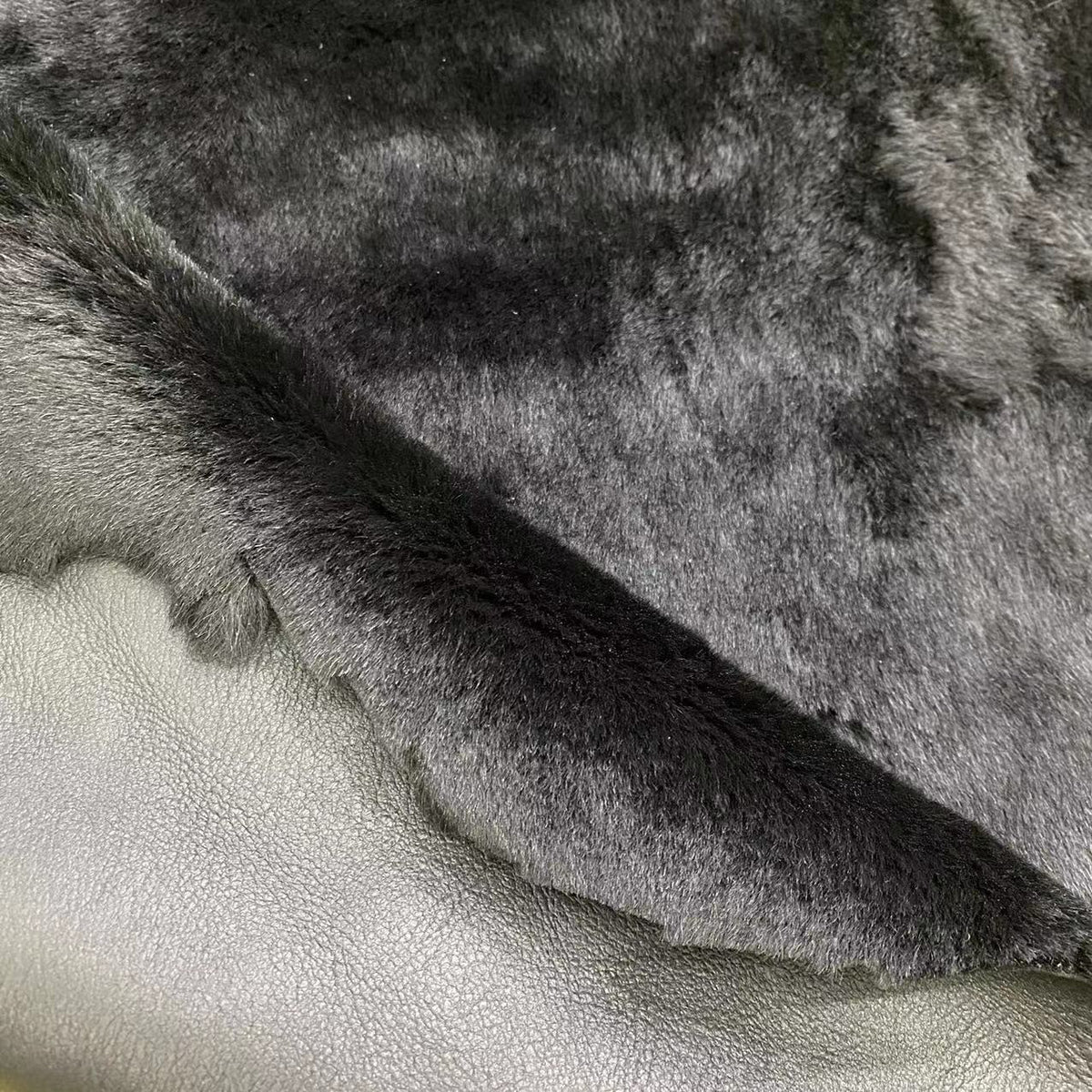 Echtwolle Schwarz Ganzes Vlies – Bild 2 | LuxeStyle