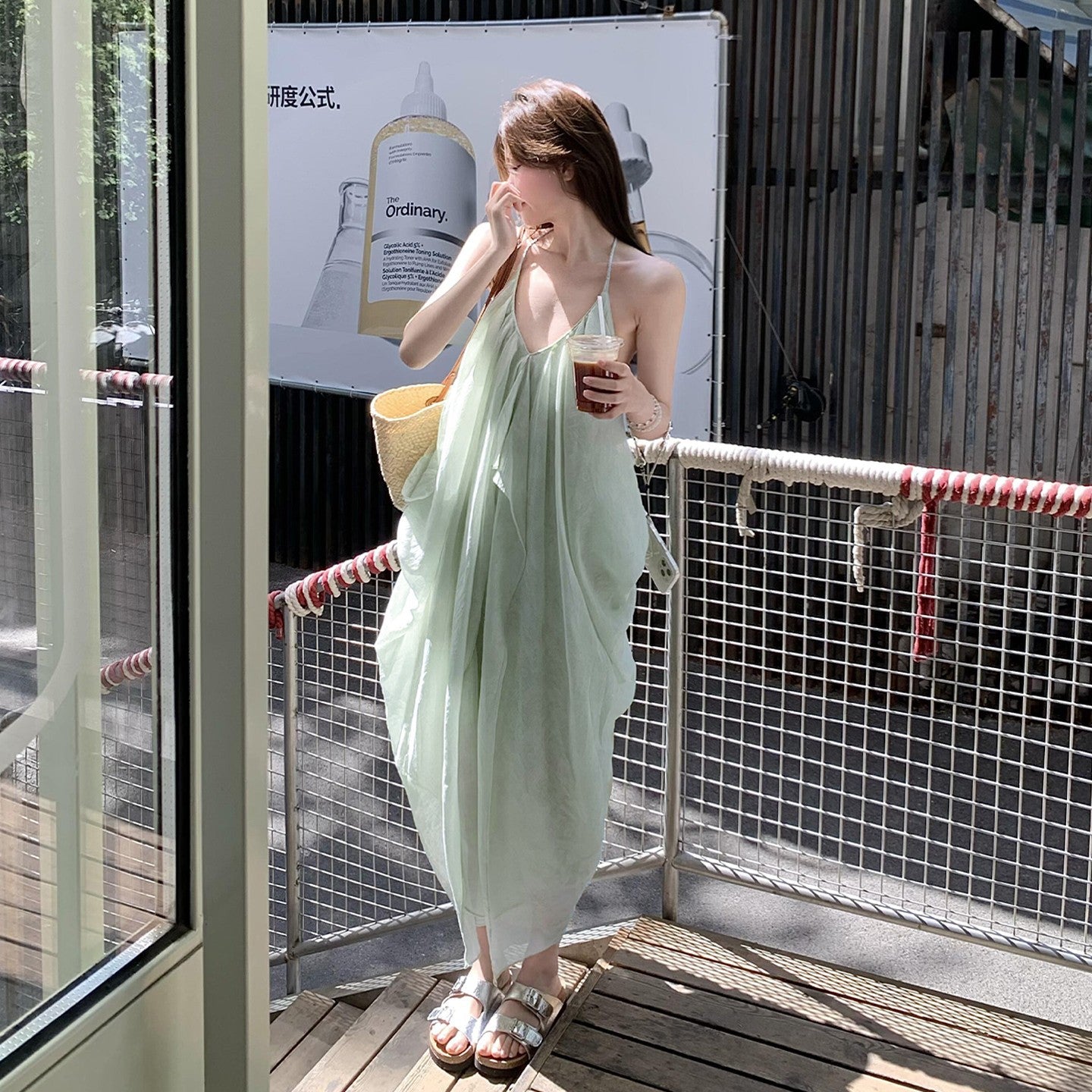 Grünes Neckholder-Kleid mit Rückenausschnitt
