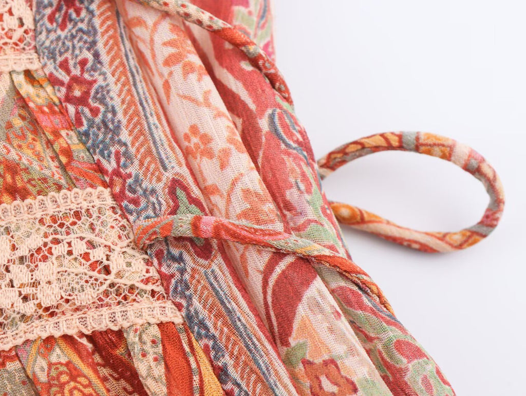Paisley-Kleid mit V-Ausschnitt und Spitze