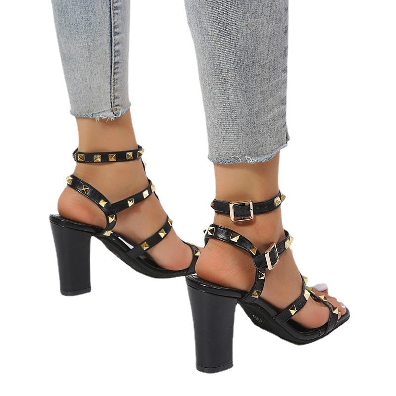 Sandalen mit eckiger Spitze und Nietenabsatz | LuxeStyle