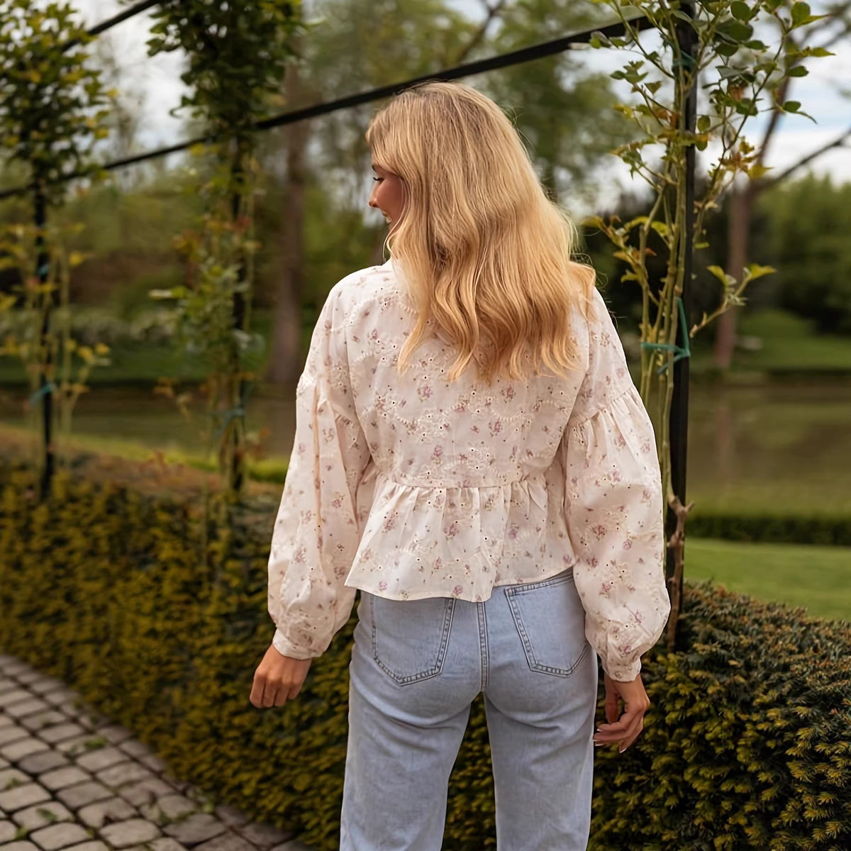 Bestickte Bluse mit Laternenärmeln und V-Ausschnitt – Bild 5 | LuxeStyle