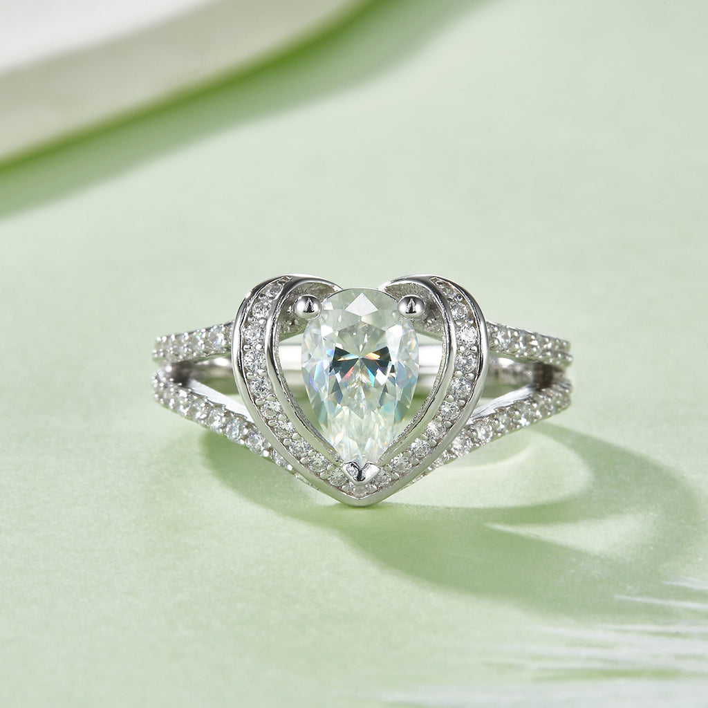 Herz Moissanit Ring mit Split Shank Pave Halo