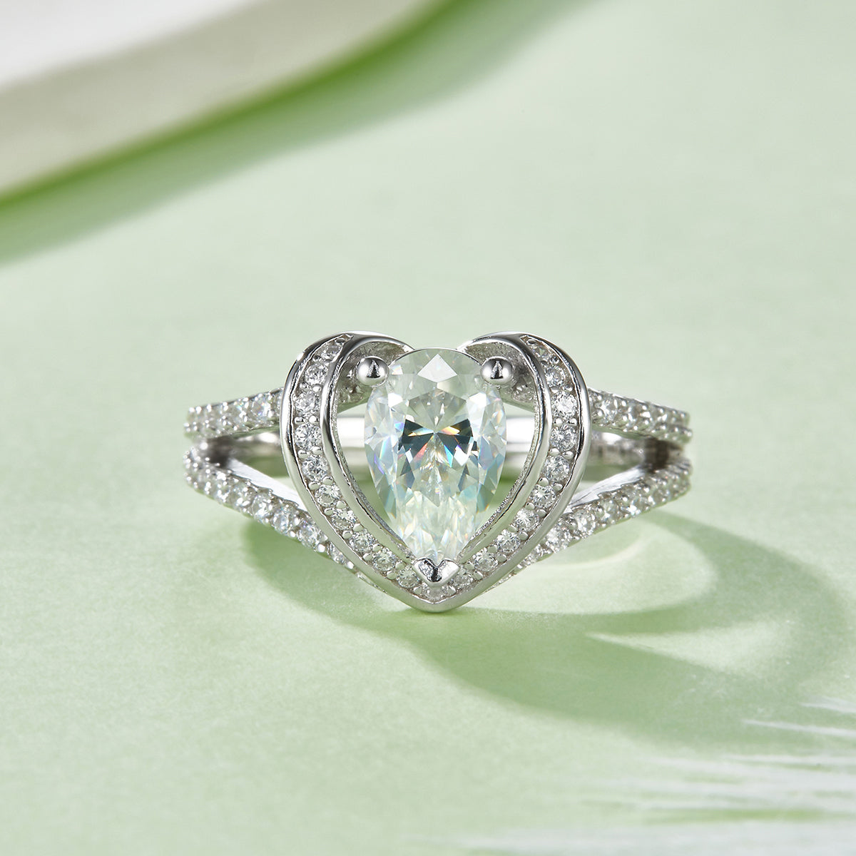 Herzförmiger Moissanite-Ring