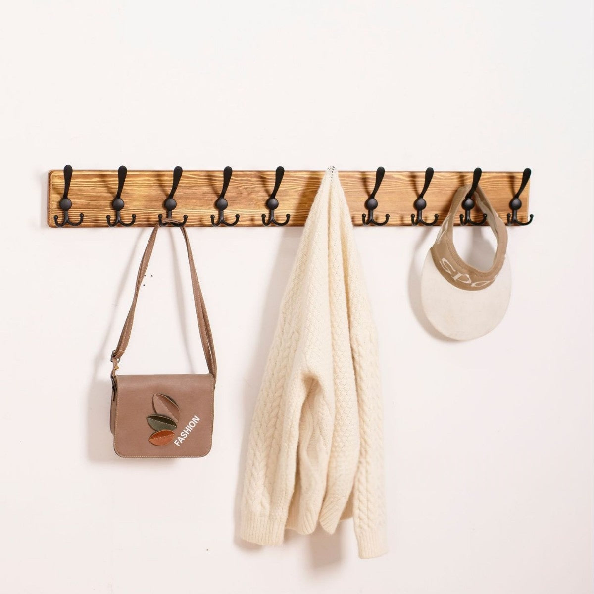 Garderobe aus Massivholz, wandmontiert
