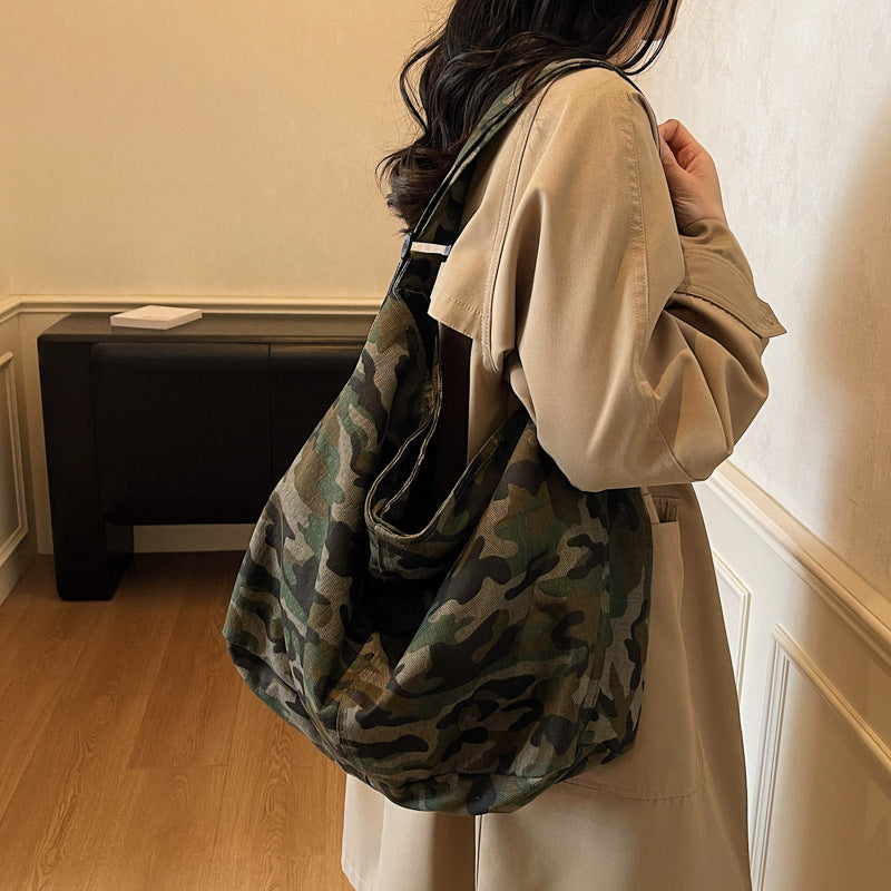 Grosse Umhängetasche im Camouflage-Look – Bild 3 | LuxeStyle