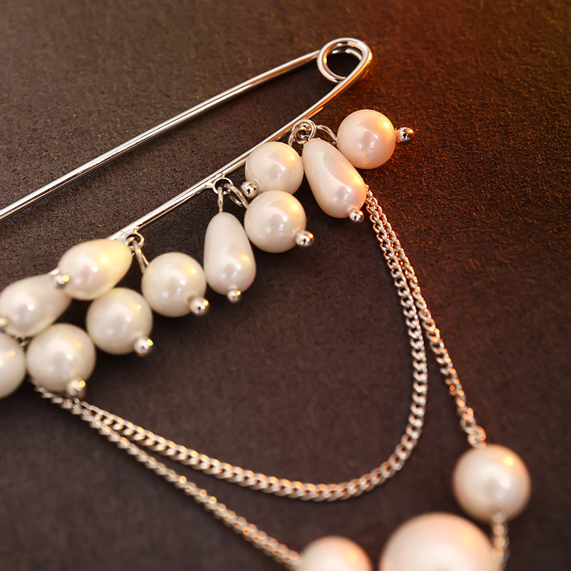 Perlenbrosche mit Kette – Bild 5 | LuxeStyle