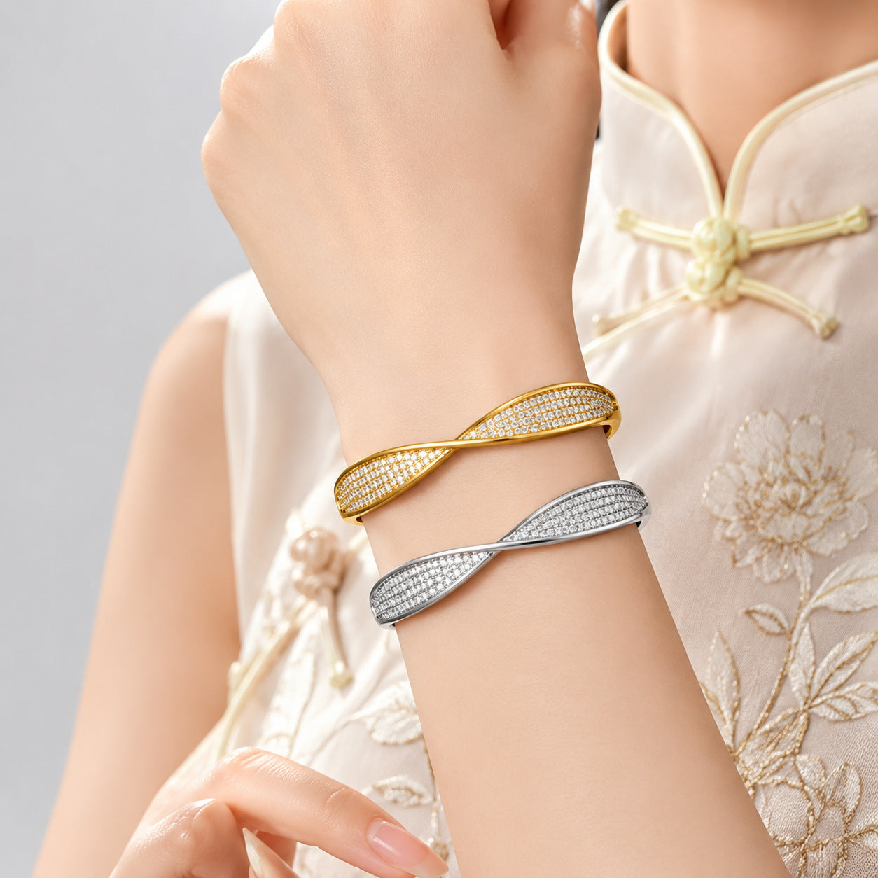 Gedrehtes Armband mit Zirkonia