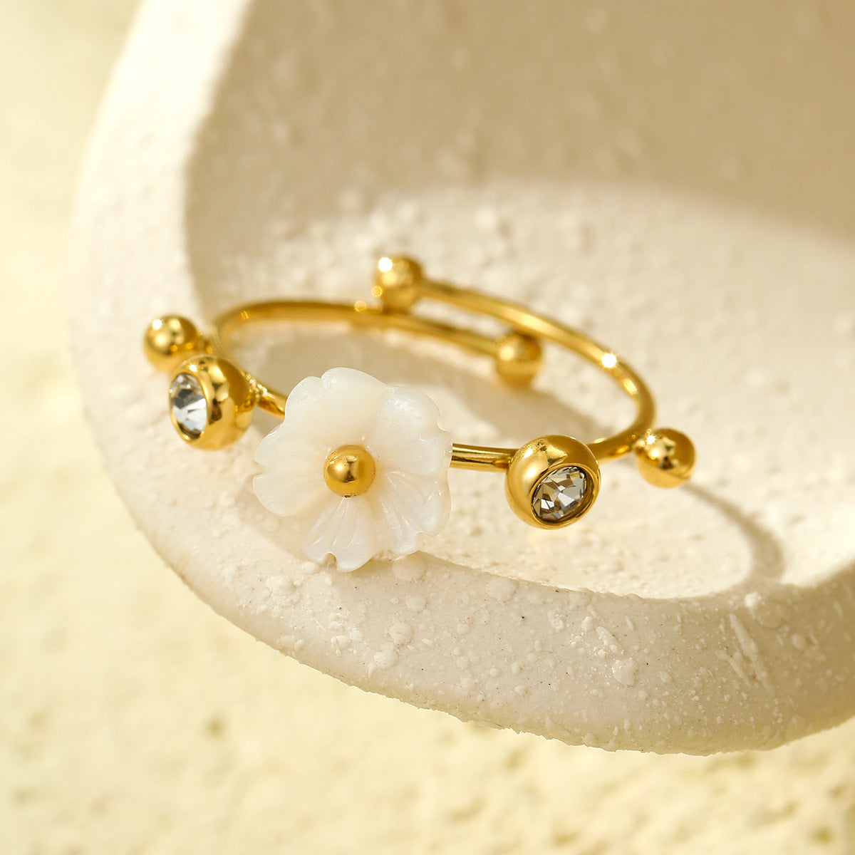 Eleganter Blumenring aus 18K vergoldetem Edelstahl