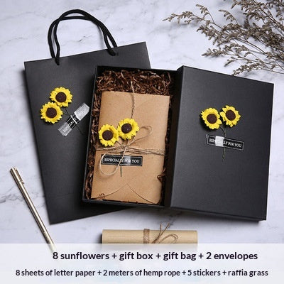 Geschenkbox im Retro-Stil mit Rosen oder Calla