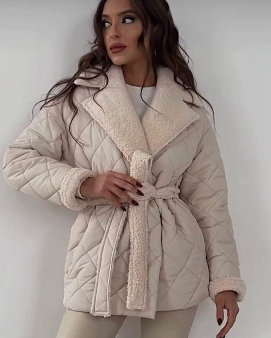 Kurz geschnittene Jacke mit umschlagbarem Kragen – Bild 9 | LuxeStyle