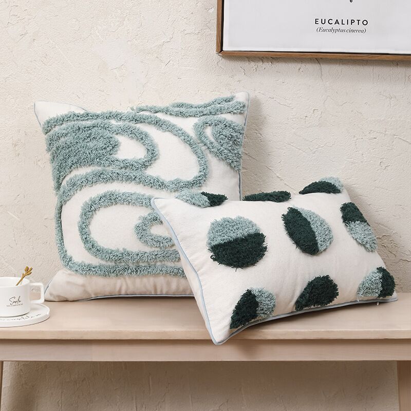 Nordisches Kissen mit Quasten und geometrischem Muster