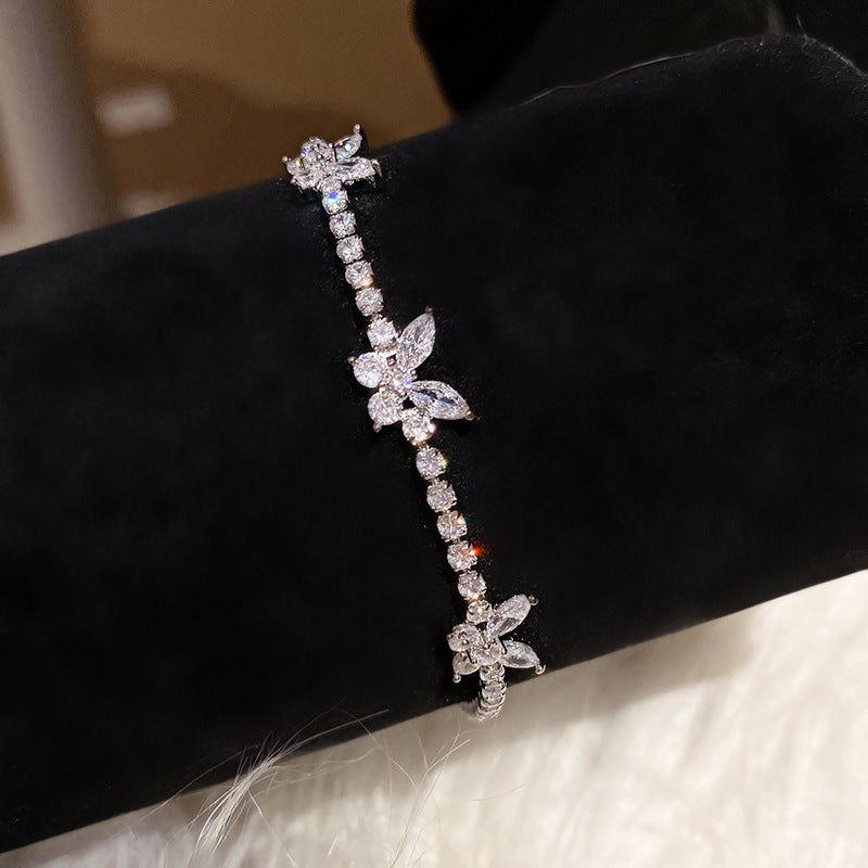 Armband mit Zirkonia-Blütenverschluss im French Style