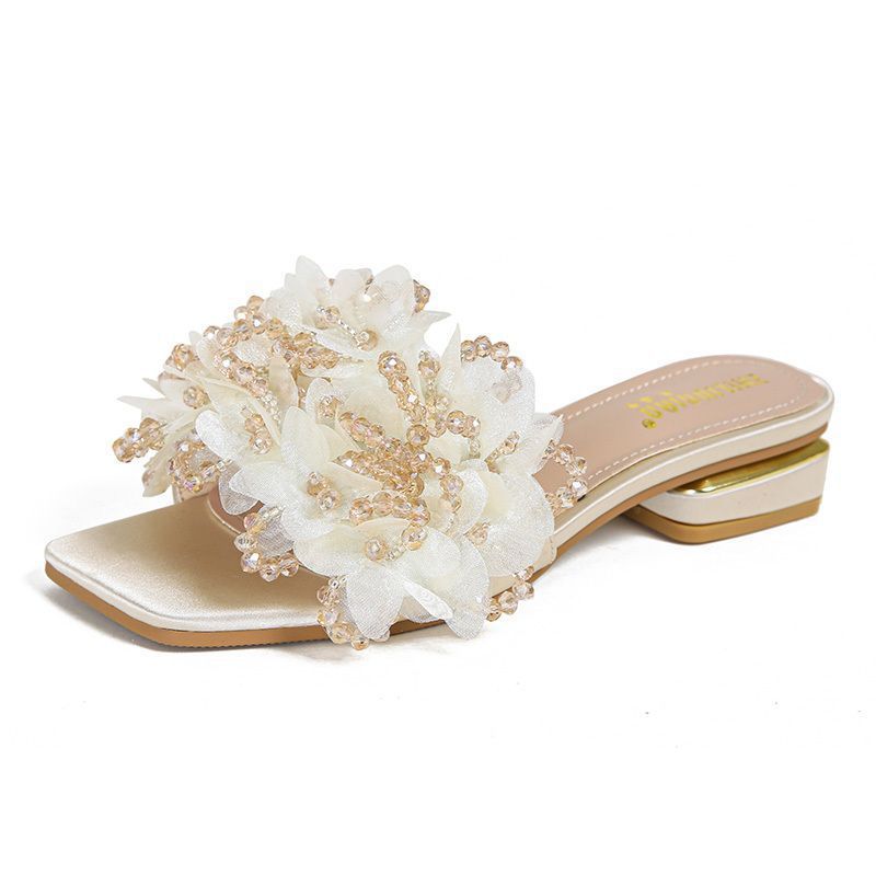 Sommerliche Sandalen mit floralem Design