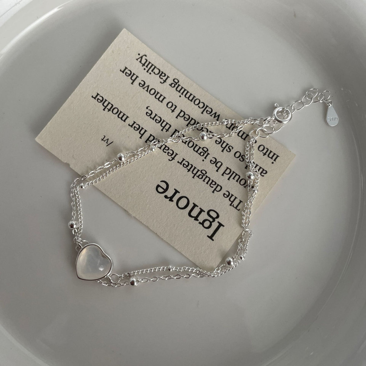 Doppellagiges Herzarmband mit weissem Chalcedon – Bild 4 | LuxeStyle