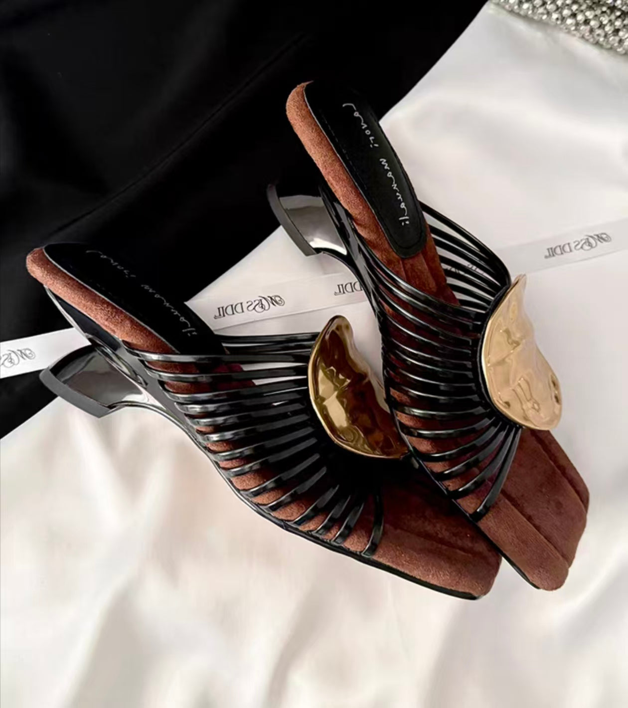 Römer-Sandalen mit dünnen Riemen und Keilabsatz