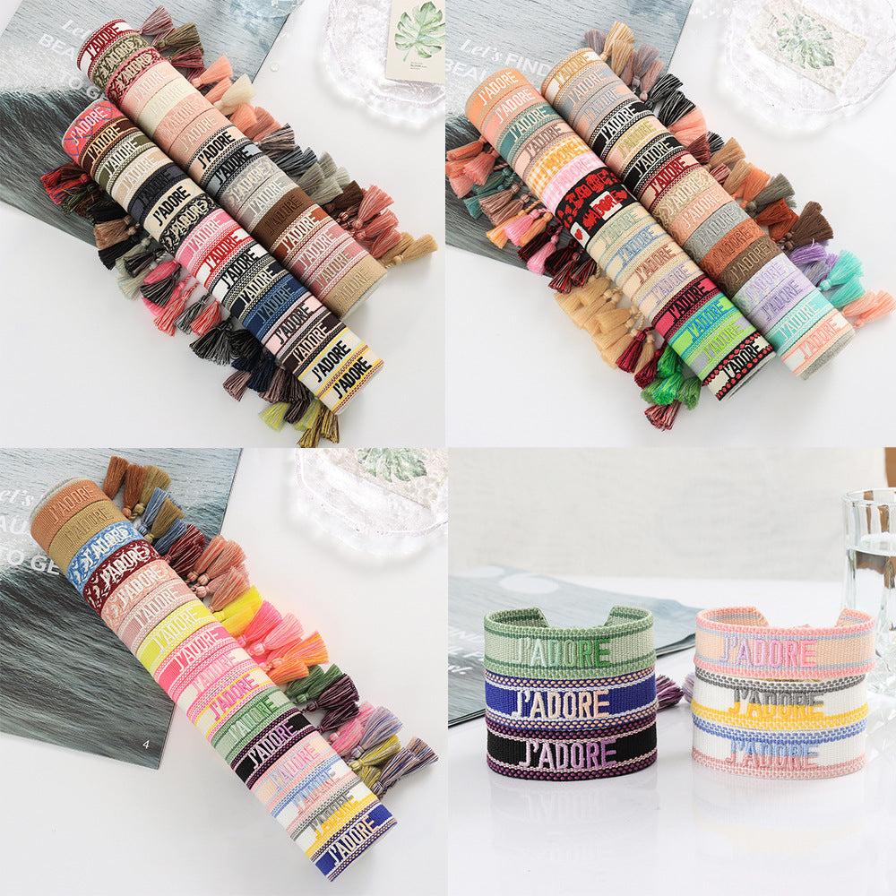 Besticktes Quasten-Armband mit Buchstaben – Bild 1 | LuxeStyle