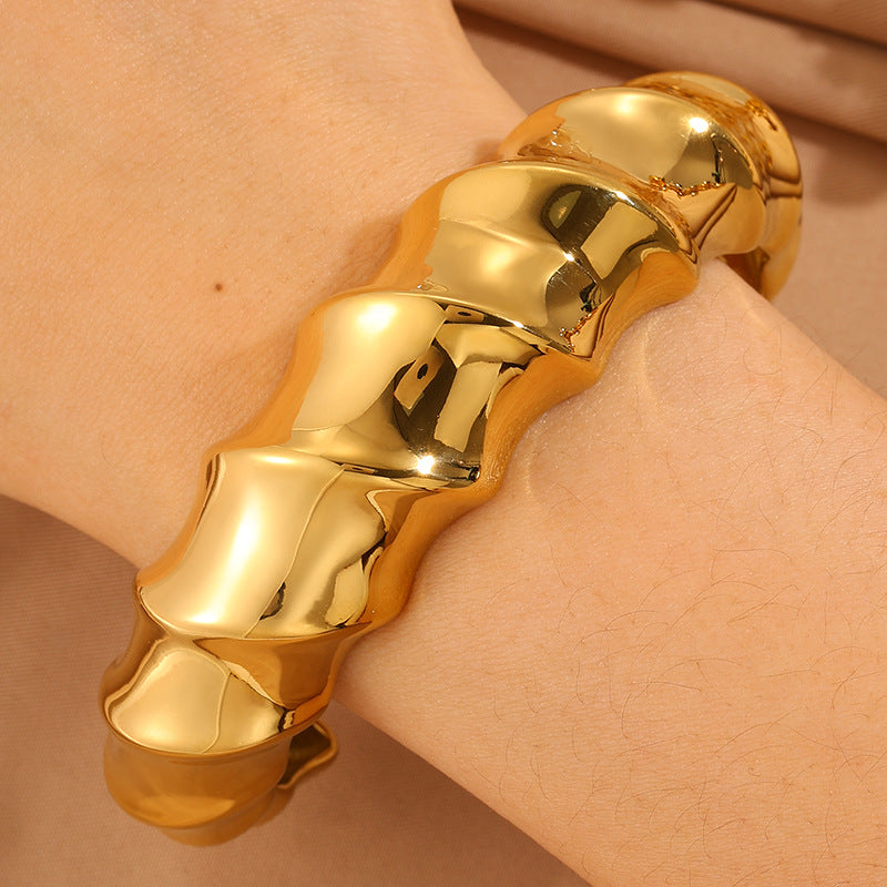Vergoldetes Doppel-C Armband mit Wellen-Design