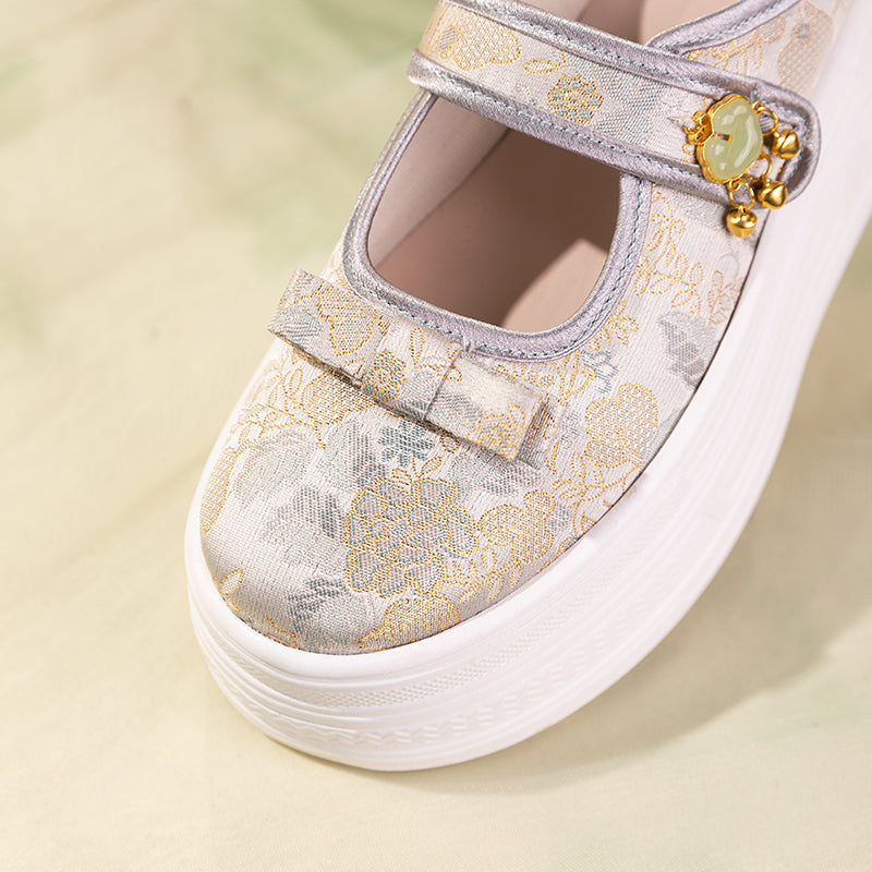 Bestickte Plateau-Mules im Vintage-Stil