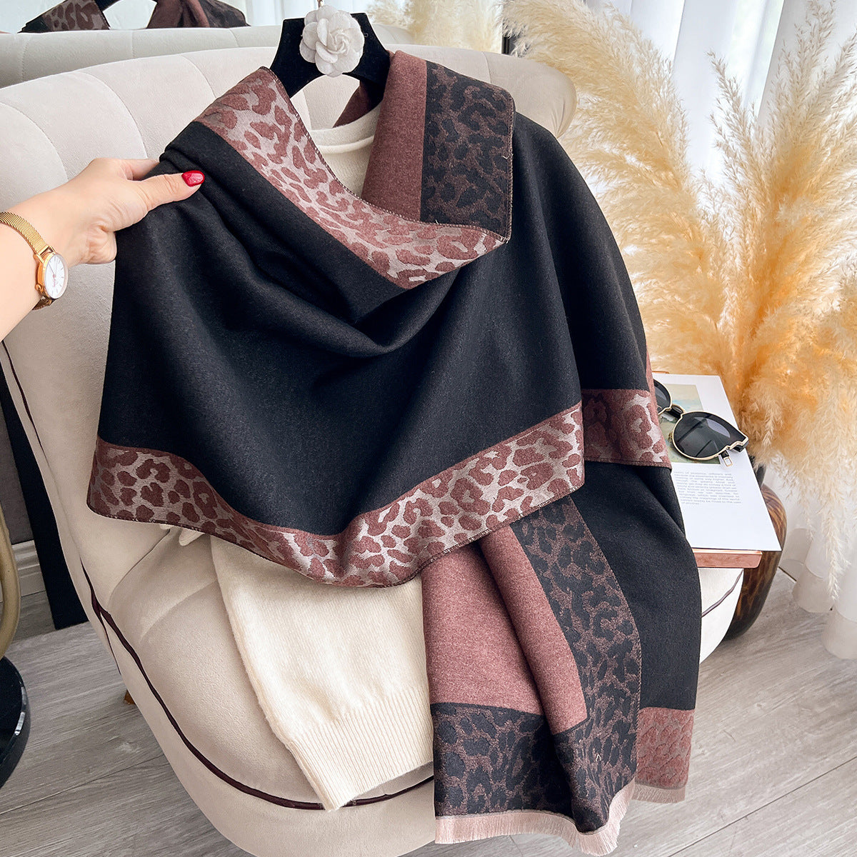 Leopardprint-Schal aus Kunstkaschmir – Bild 3 | LuxeStyle