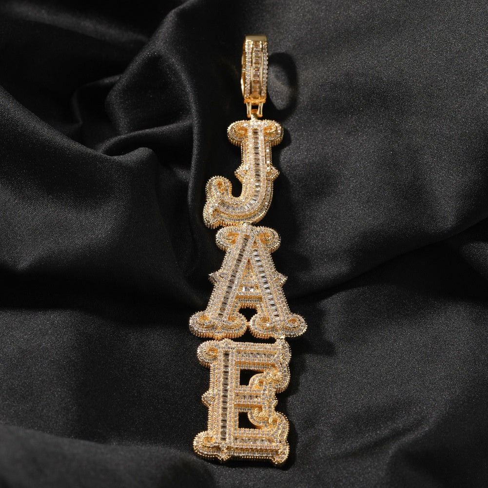 Diamantbesetztes Letter-Pendant