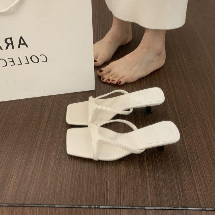 Französische Sandalen mit Kitten-Heel
