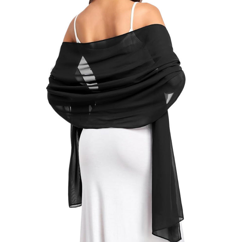Schwarze Chiffon-Stola über den Schultern