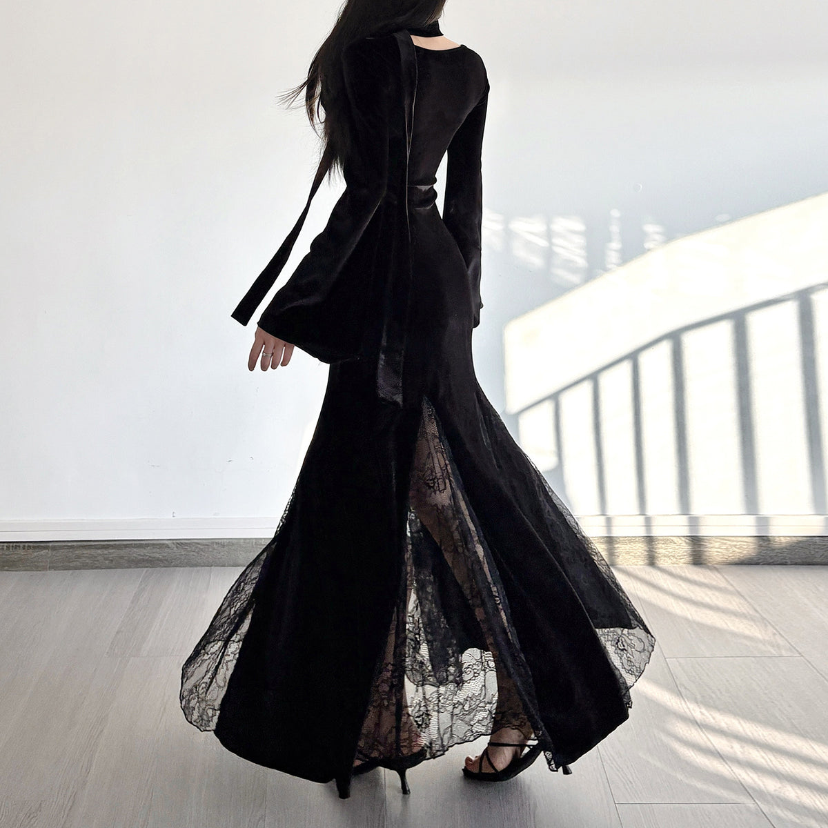 Schwarzes Samtkleid mit hoher Taille und Spitzeneinlage – Bild 2 | LuxeStyle