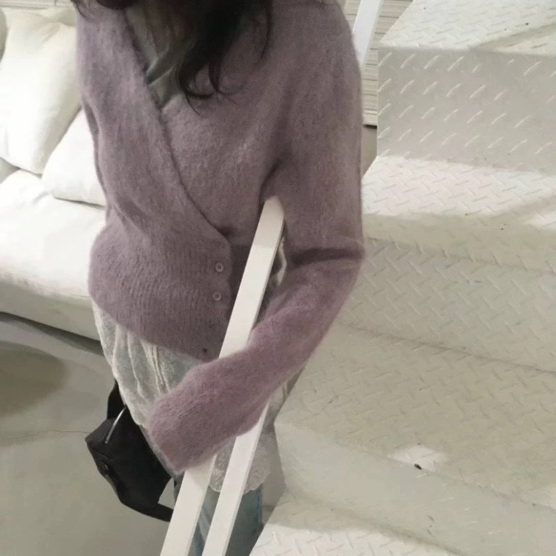 Strickpullover mit diagonalen Knöpfen