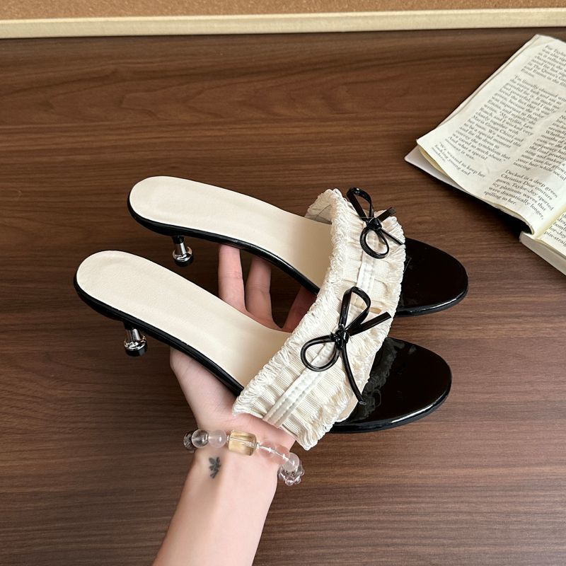 Sandalen mit Schleife und hohem Absatz
