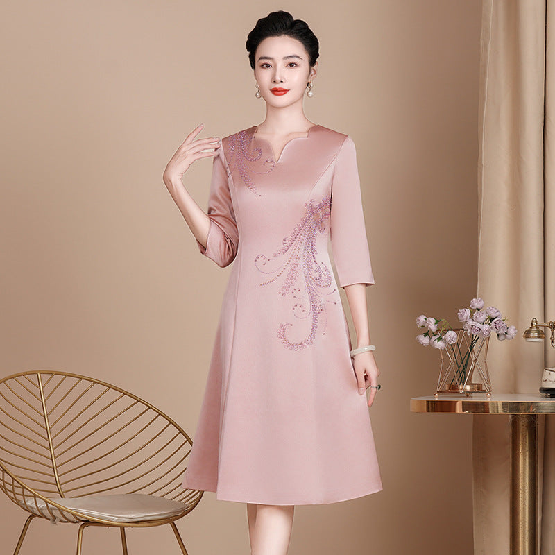 Elegantes Satin-Kleid mit Stickerei