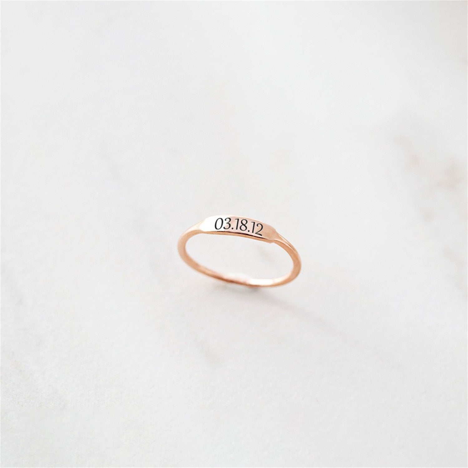 Horizontaler Ring mit Gravur