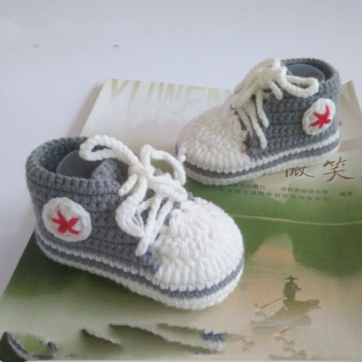 Handgestrickte Baby-Boots mit Weichsohlen