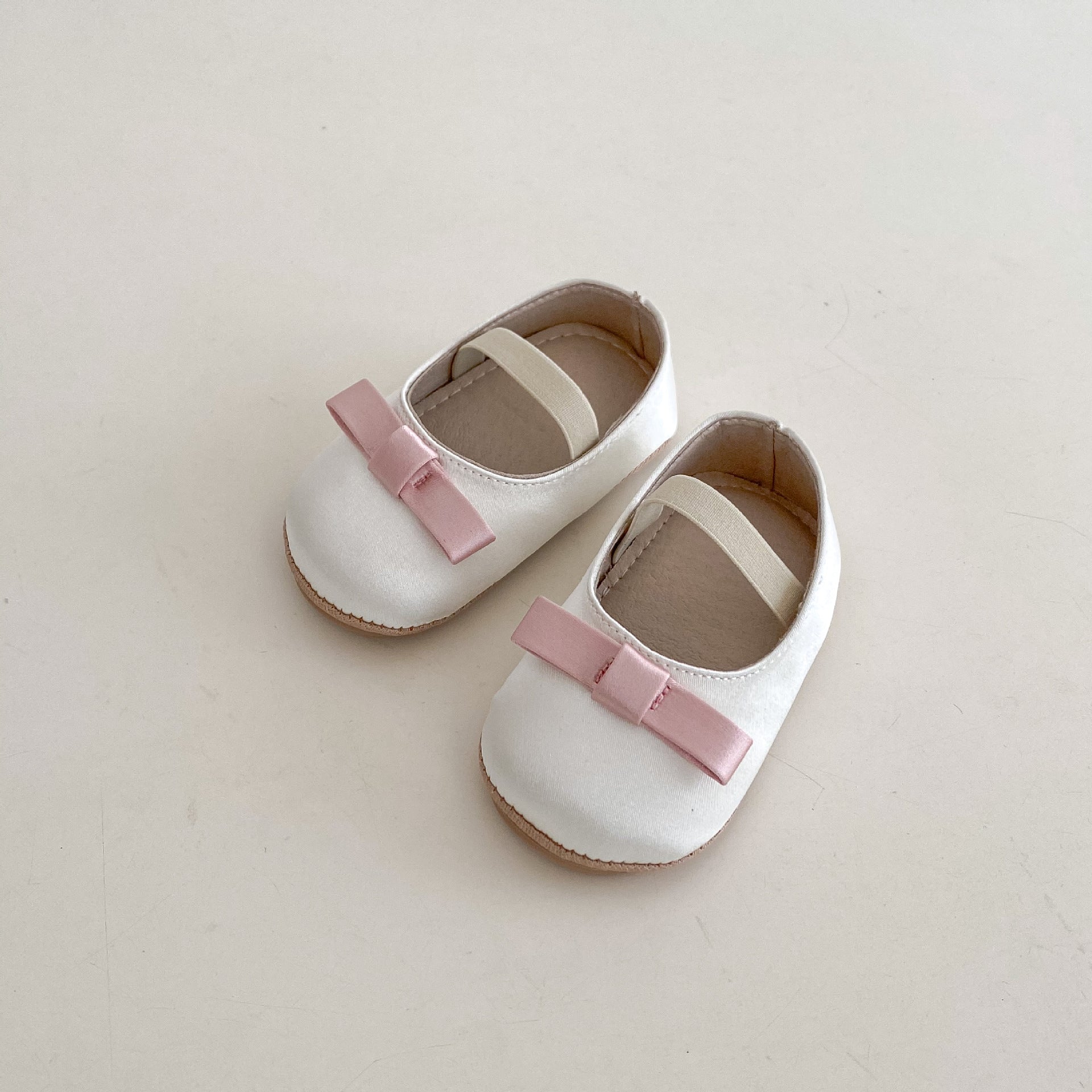 Süsse Kinderschuhe mit Schleife, atm.