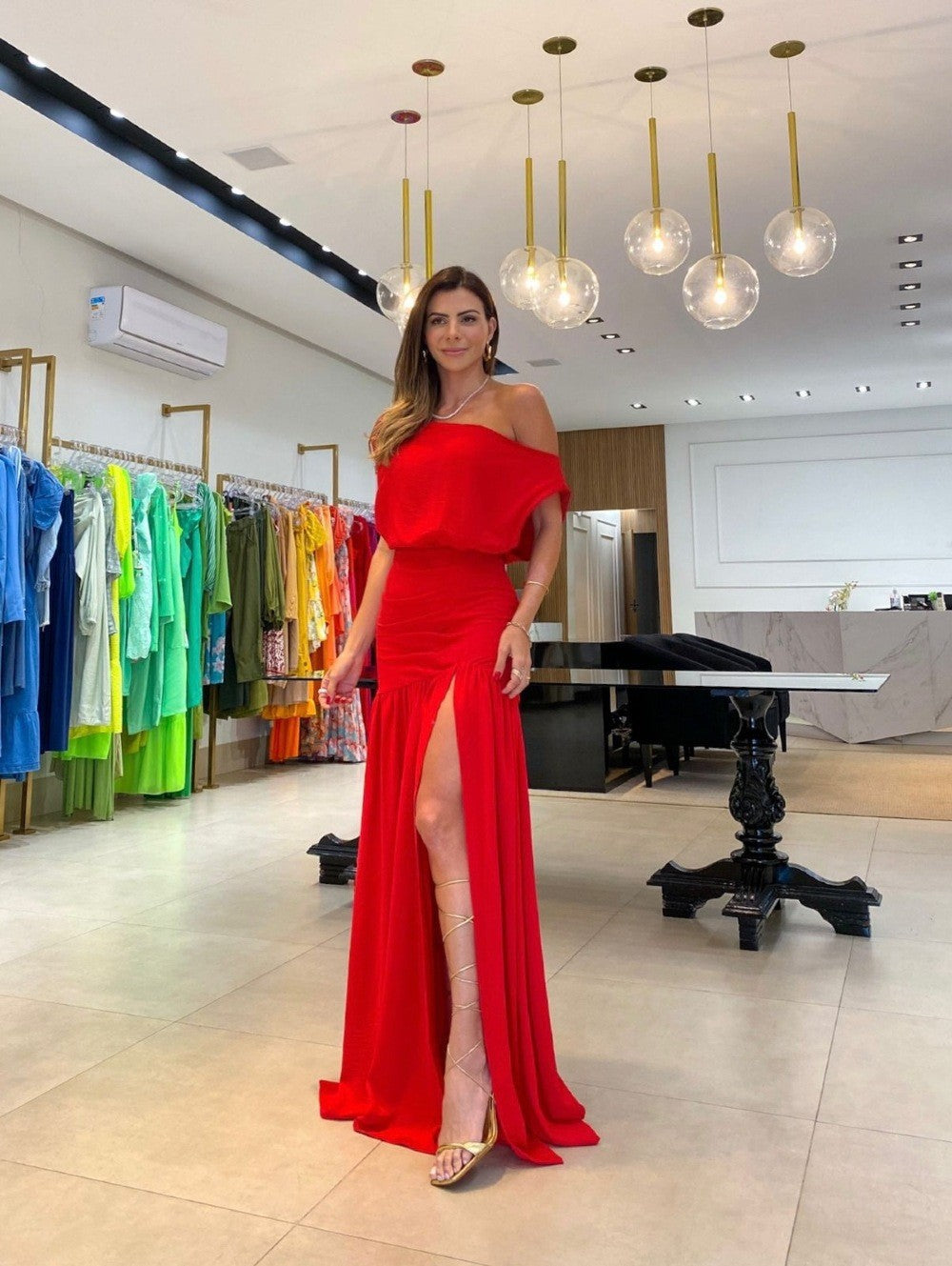 Off-Shoulder Maxi-Kleid mit Taillengürtel und Schlitz – Bild 9 | LuxeStyle