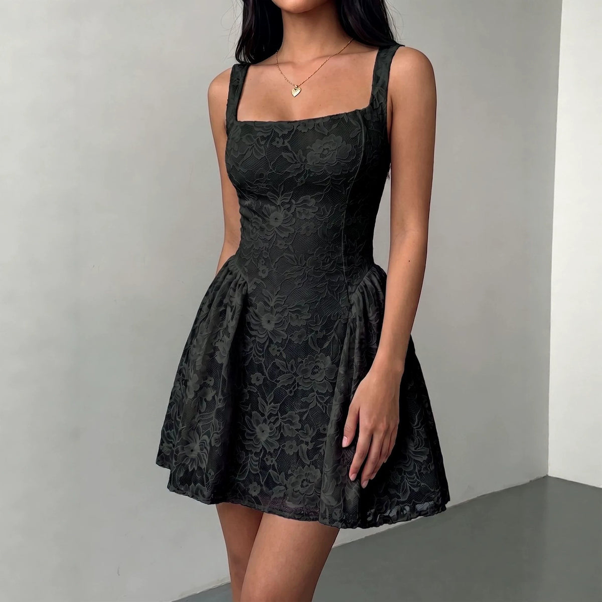 Damen-Spitzenkleid mit Trägern – Bild 3 | LuxeStyle