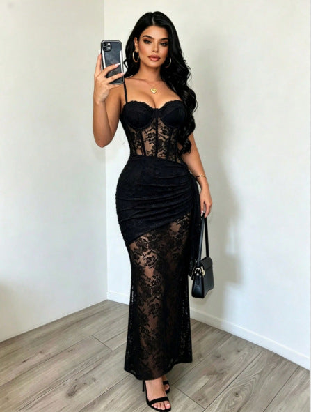 Schwarzes Maxi-Kleid mit Spitze und Schlitz