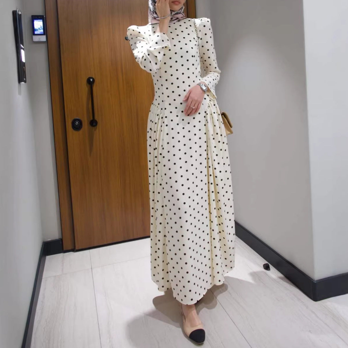 Figurbetontes Polka-Dot Kleid mit Taillengürtel – Bild 7 | LuxeStyle