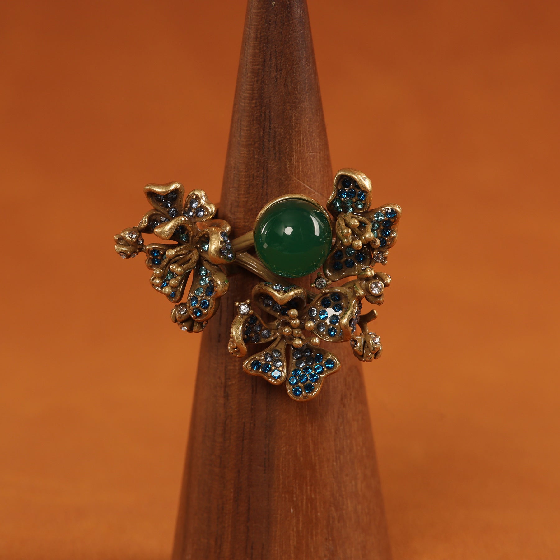 Verstellbarer Ring mit grüner Kamelie