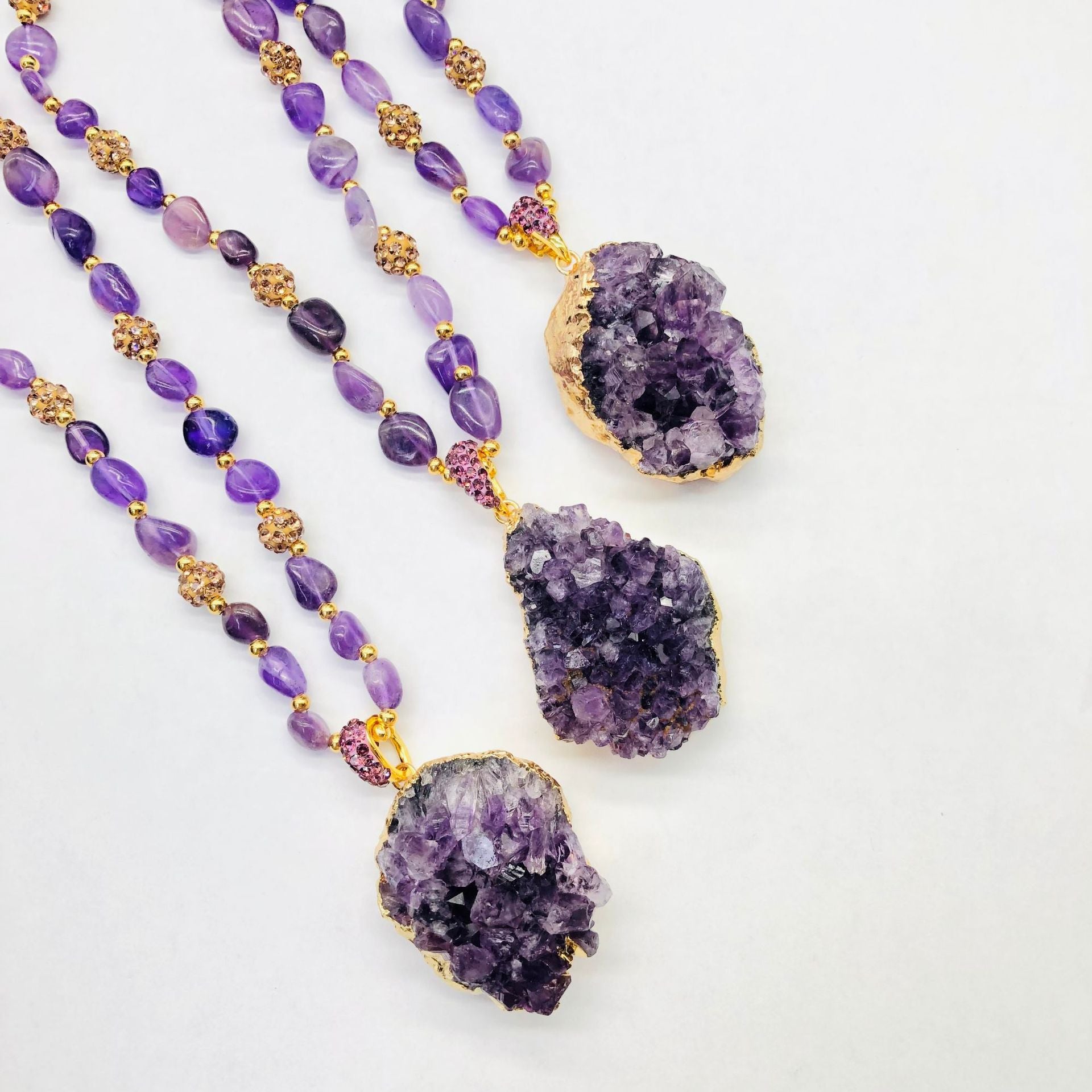 Halskette mit natürlichem, violettem Kristallanhänger