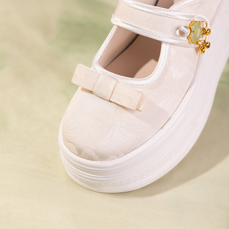 Bestickte Plateau-Mules im Vintage-Stil